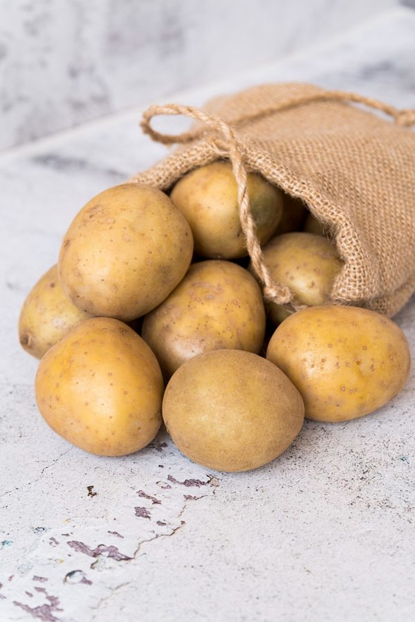 Bolsa de papas recién cosechadas